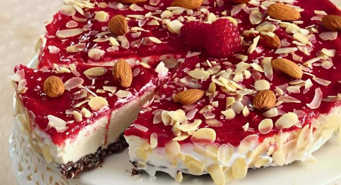 Миндальный торт с малиной