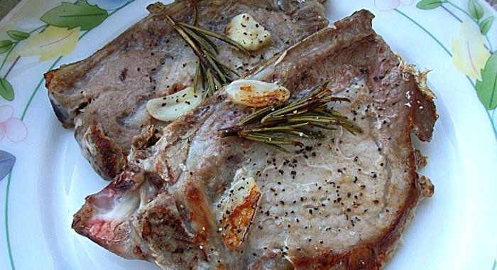 Стейк из свинины с розмарином