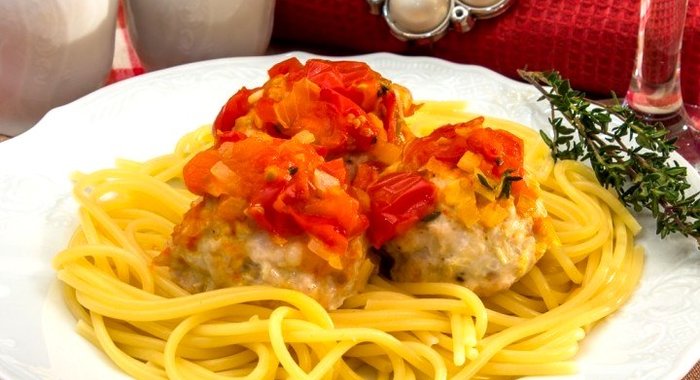 Тефтели с моцареллой в томатном соусе