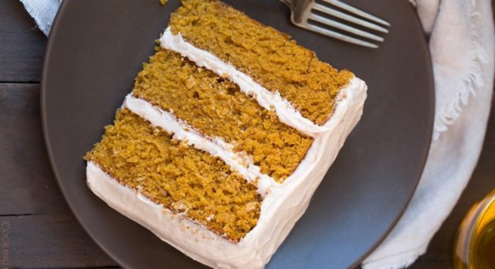 Тыквенный торт с глазурью из сливочного сыра и корицы