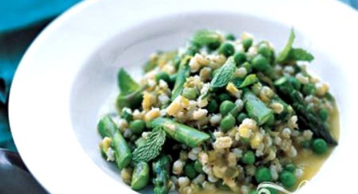 Ризотто с ячменем, спаржей и горошком