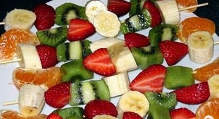 Фруктовый шашлык с лимонной подливкой