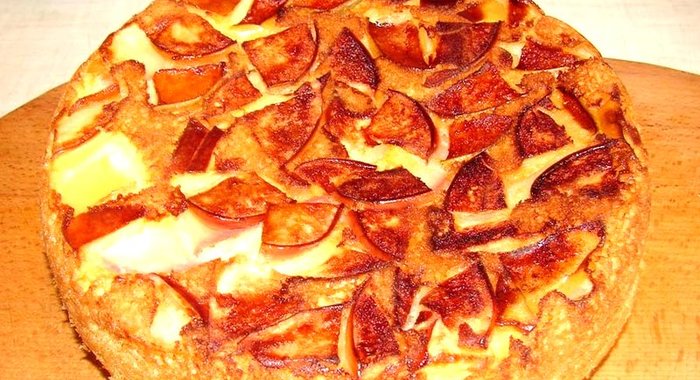 Шарлотка с ананасами в мультиварке