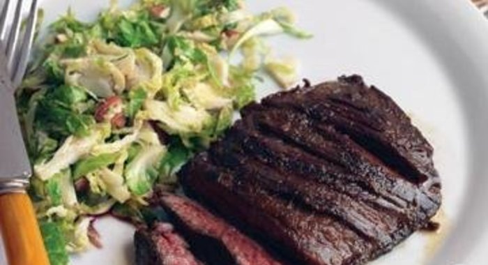 Стейк с брюссельской капустой и миндалем