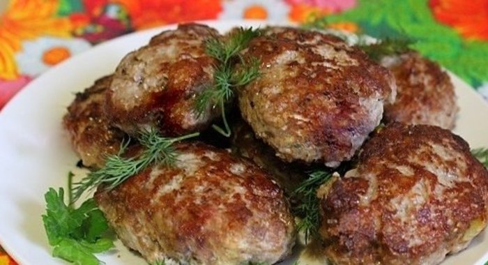 Мясные котлеты с шампиньонами и гречневыми хлопьями