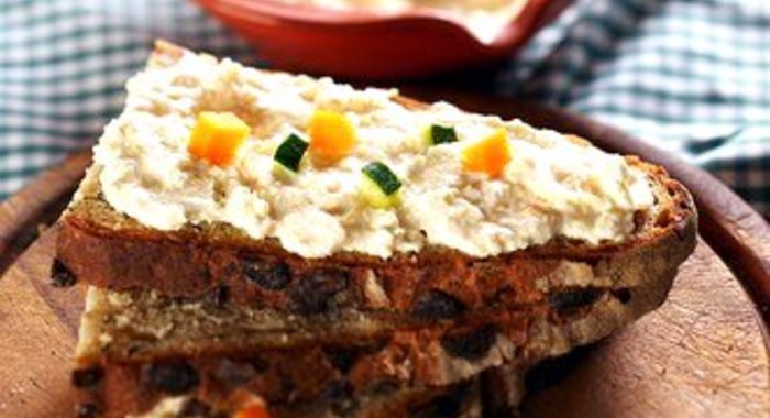 Ржаные тосты с паштетом из камамбера и тмина