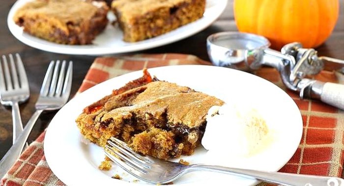 Тыквенные пирожные с карамелью и шоколадом