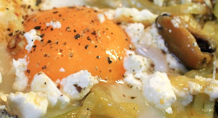 Яичница с мидиями и фетой