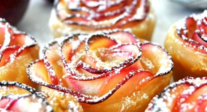 Булочки из слоеного теста и яблок