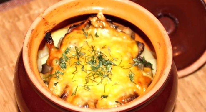 Пельмени, запеченные в горшочке