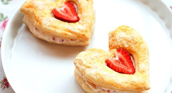 Слоеное пирожное с клубникой и маскарпоне