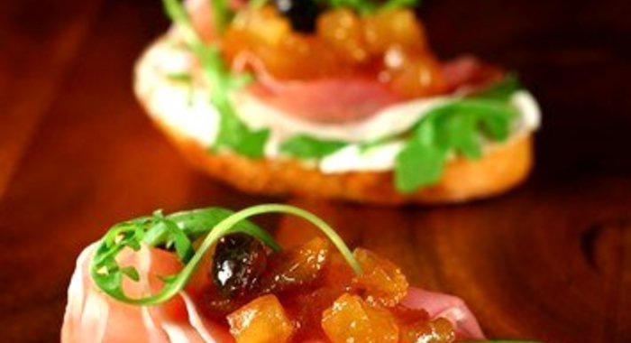 Тосты с сыром, прошутто и инжирным джемом