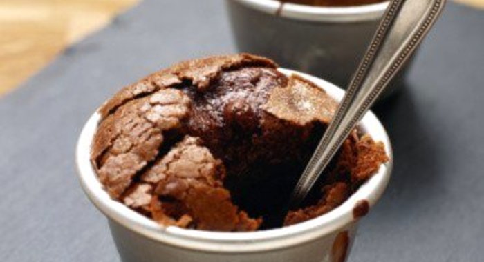 Теплое шоколадное суфле с фисташковым мороженым