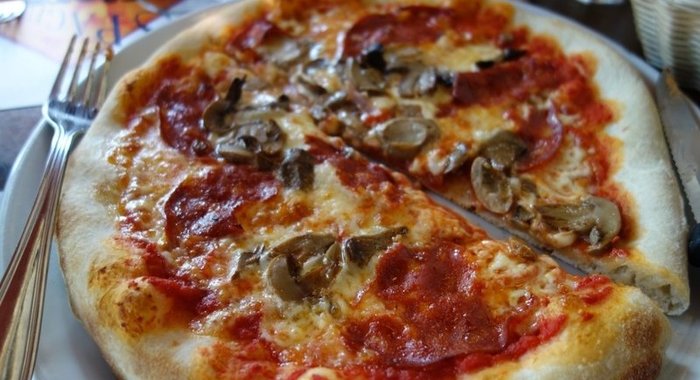 Пицца с колбасой, грибами и помидорами