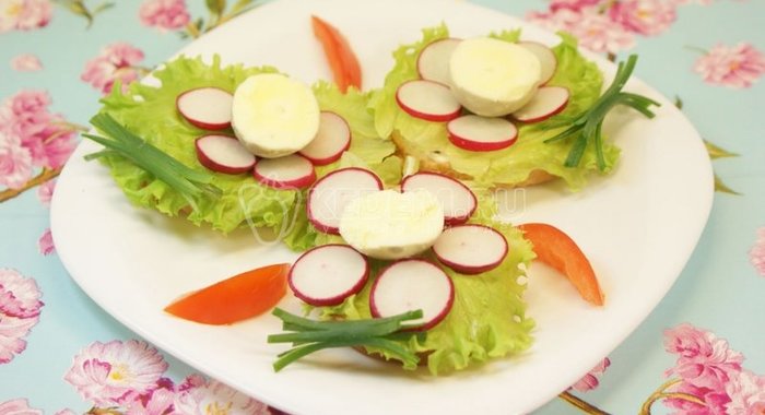 Бульон с колбасками в слоеном тесте