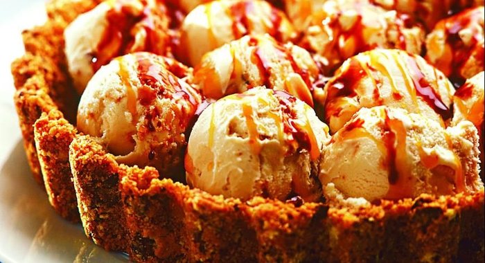 Открытый торт с ореховым мороженым