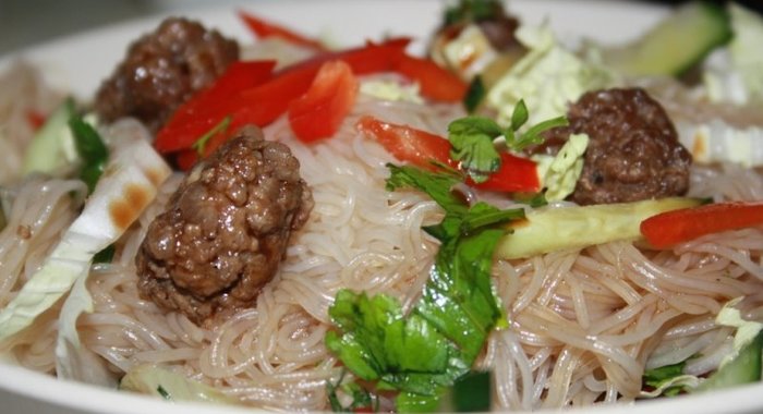 Фунчоза с говяжьими тефтельками и овощами