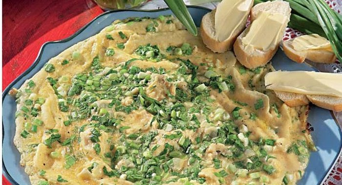 Классический французский омлет с петрушкой и чесноком
