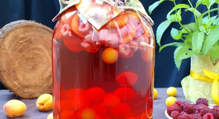 Компот с абрикосами, малиной и алычой на зиму