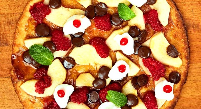Сладкая пицца с грушей в карамели малиной и крем сыром