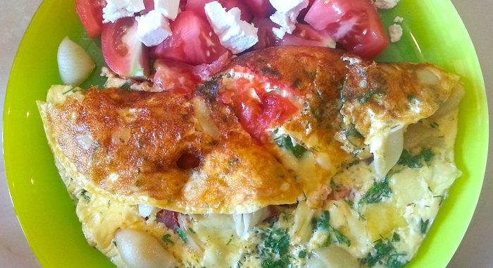 Омлет с макаронами, сыром и зеленью