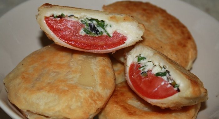 Лепешки с томатом, чесночным творогом и зеленью