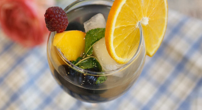 Крюшон – холодное вино с летними фруктами