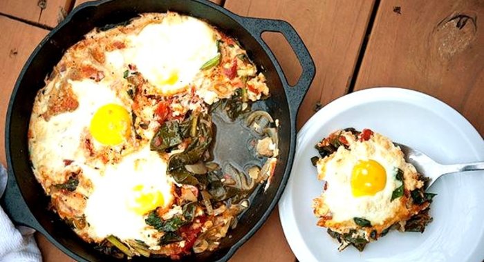 Яичница с капустой кале и сыром Фета