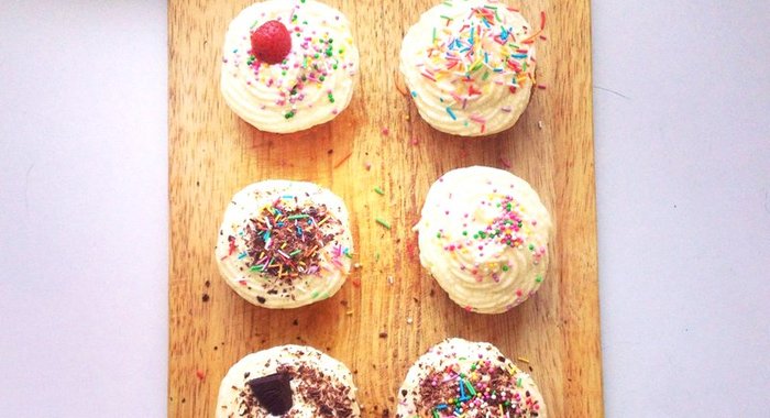 Классические капкейки с кремом из взбитых сливок