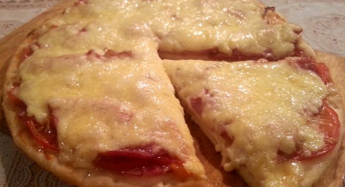 Пицца с салями и ветчиной