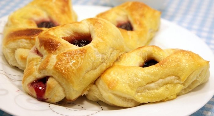Расстегаи с черничным джемом
