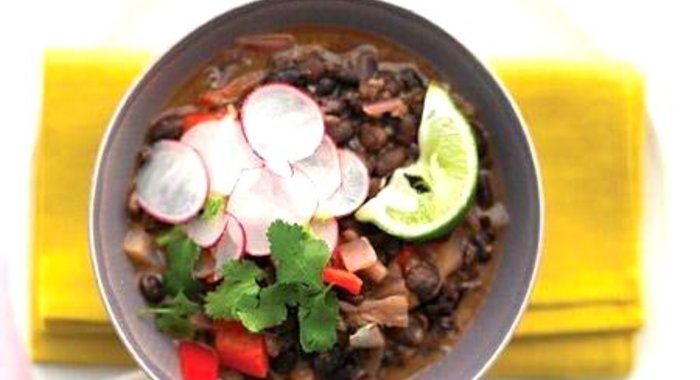 Жаркое из риса и черной фасоли