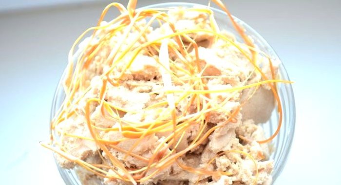 Мороженое с карамелью