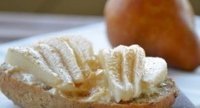 Горячий бутерброд с грушей и творожным сыром