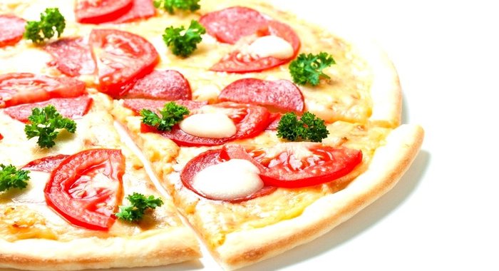 Пицца с моцареллой и колбасой