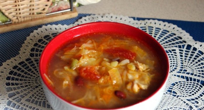 Щи из квашеной капусты с фасолью и сладким перцем на курином бульоне