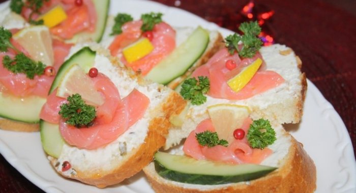 Праздничные бутерброды с лососем и творожным сыром
