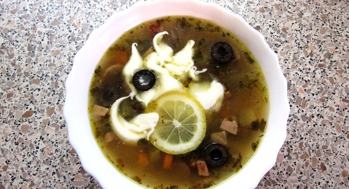 Солянка с маслинами и лимоном