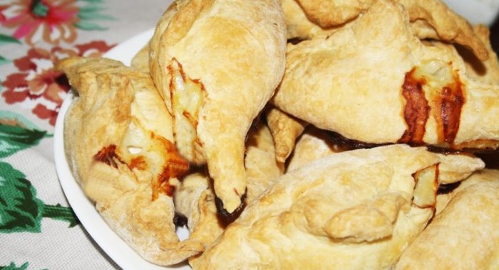 Слоеные пирожки с курицей