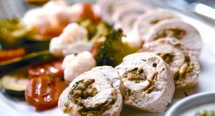 Куриные рулеты с паровыми овощами