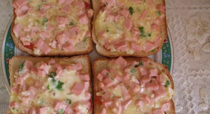 Горячие бутерброды с вареной колбасой сыром и яйцом в духовке