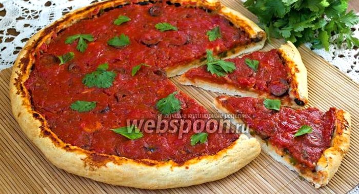 Пицца без сыра с маслинами и чесноком