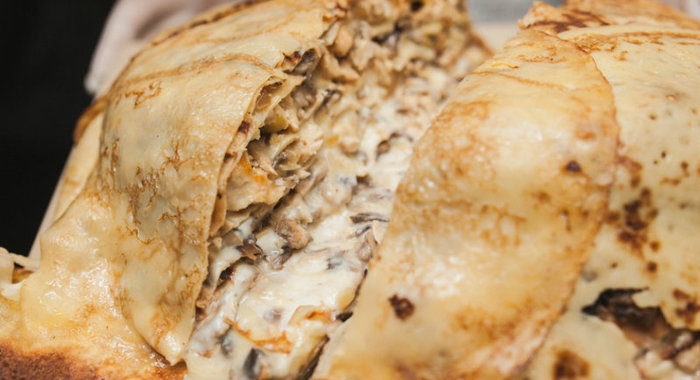 Блинный пирог с грибами и курицей