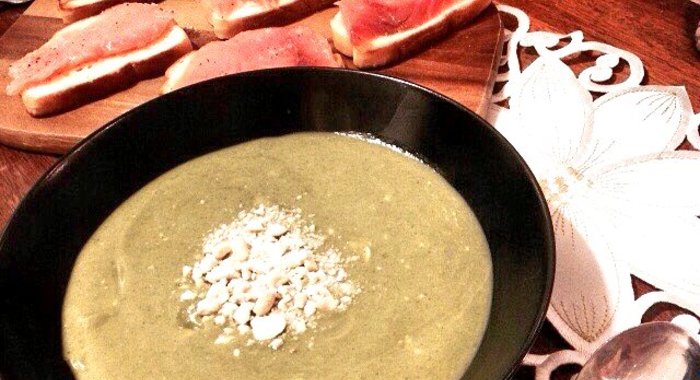 Суп-пюре из брокколи и шпината с плавленым сыром