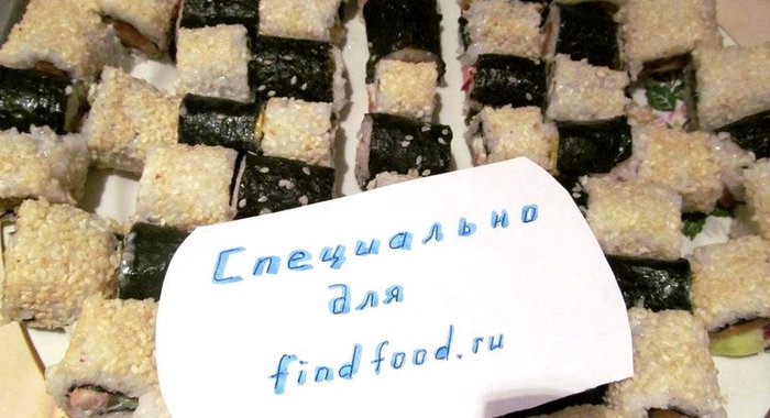 Роллы с семгой и кунжутом