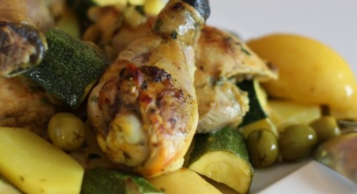 Курица в пряном маринаде с овощами и оливками