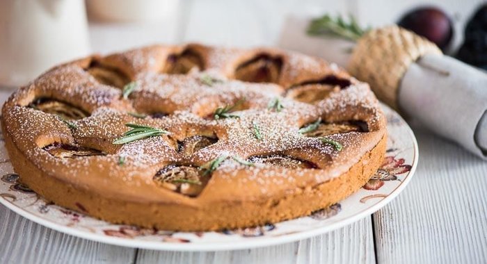 Шарлотка со сливами