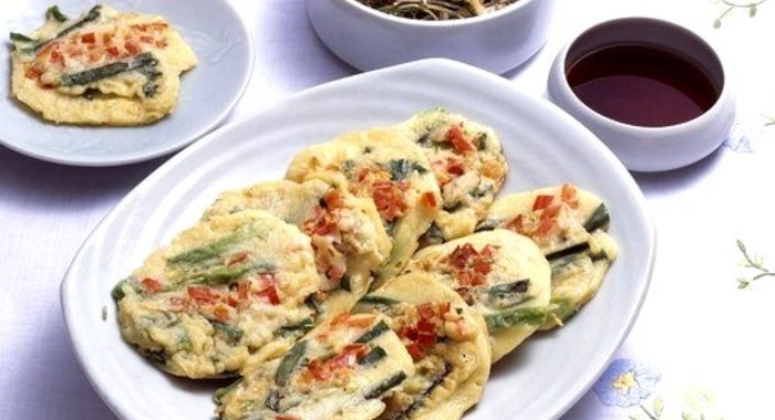 Нарядные рыбные котлеты по‑тайски с кусочками красного перца и фасоли