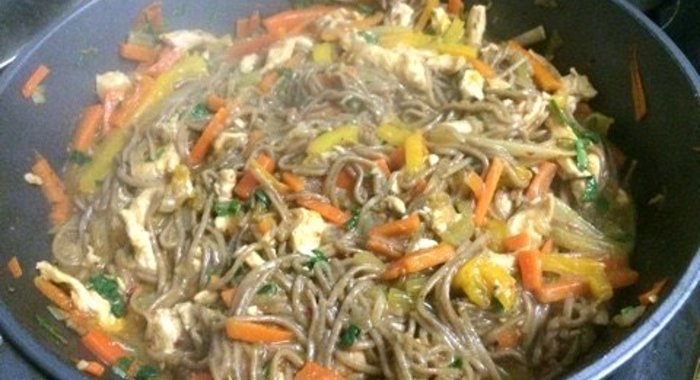 Гречневая лапша с овощами, курицей и зеленью