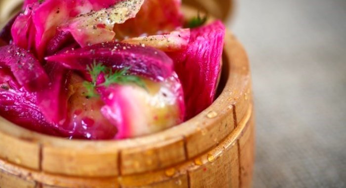 Капуста в свекольном маринаде